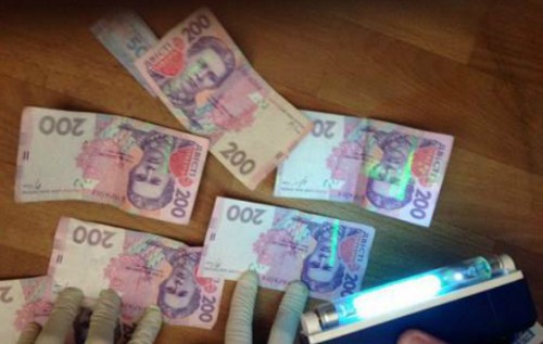 Працівник міграційної служби намагався з’їсти хабар