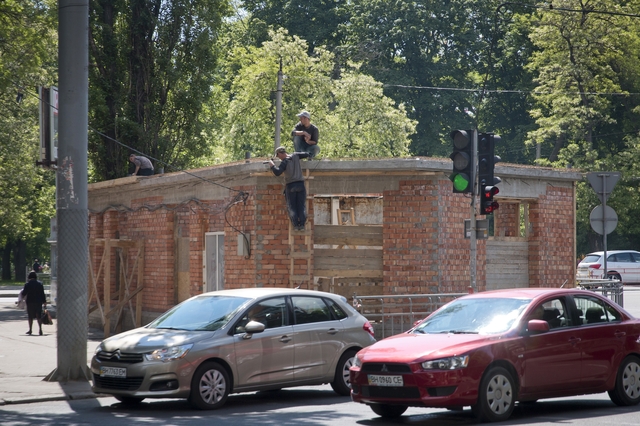 В Одессе сын экс-начальника райотдела милиции строит дом из будок на площади
