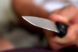 Удары ножом: в Харькове полицейский пострадал при задержании преступника