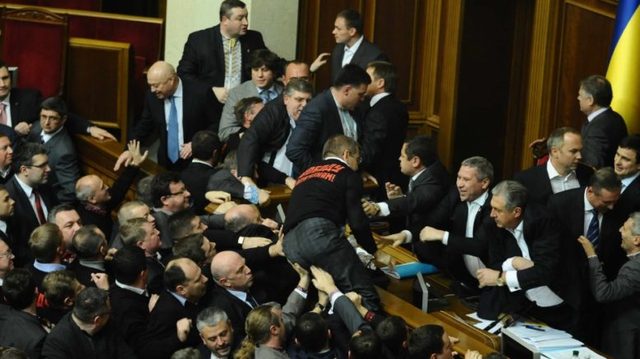 В Украине предложили уменьшить количество депутатов Рады до 200 человек