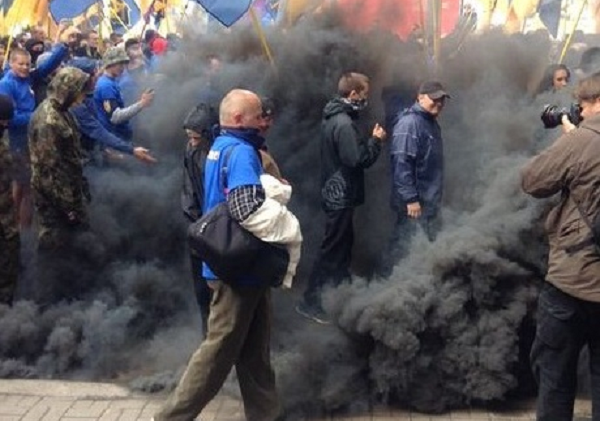 В правительственном квартеле горят файеры и дымовые шашки