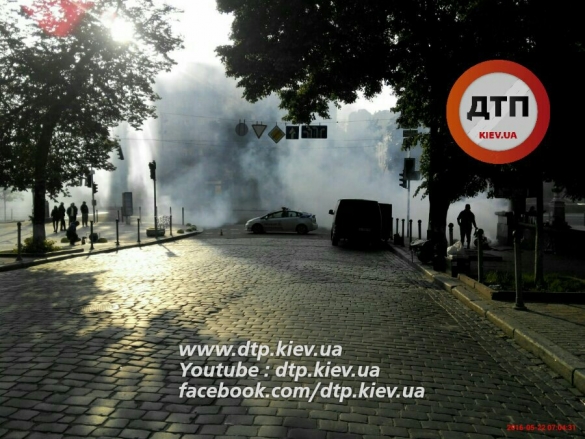Киев. Крещатик в дыму и перекрыт. Причина - Лексус