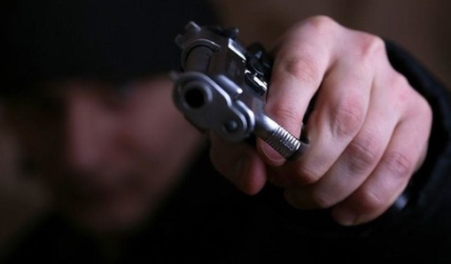 Грабители автозаправки захватили в заложники кассира. Тому удалось бежать