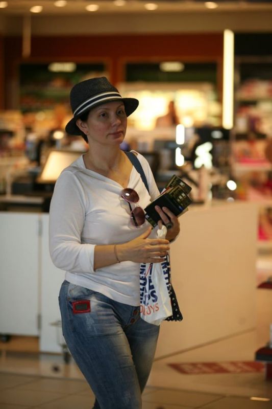 Секс-бомба Партії регіонів відпочила в триклятій Гейропі (фотофакт)