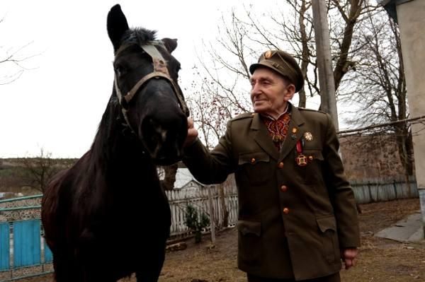 «Пальцы дверью щемили. Под ногти совали иглы и лезвия»