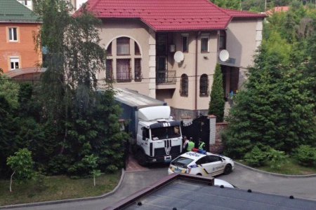 Військова фура привезла деревину прямо додому генералу ЗСУ. Фотофакт