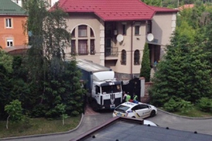 Військова фура привезла деревину прямо додому генералу ЗСУ. Фотофакт