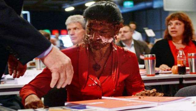 В Германии поклонницы Путина «заехали» тортом по лицу