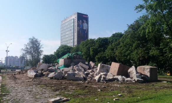 В Киеве в хлам разрушен памятник чекистам. «Виновных» уже ищут