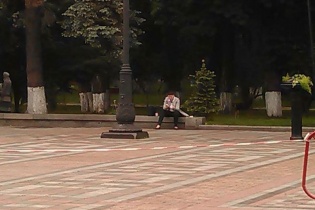 Савченко вже сидить на бордюрі перед Радою