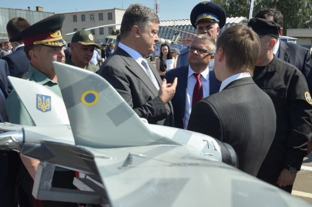 Дрони "засікли" Порошенка