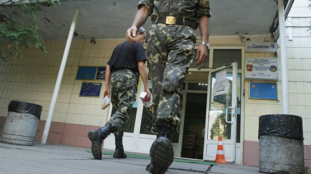 Призывник выпрыгнул из окна киевского военкомата
