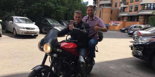 Луценко покатал Парасюка на мотоцикле