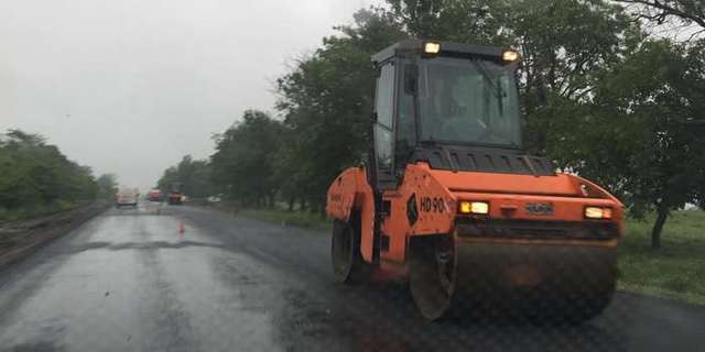 В Одесской области дорожники шокировали строительством автотрассы в ливень (ФОТО)