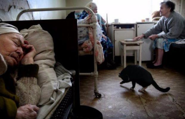 Державні притулки для літніх людей: гірше вже нікуди (шокуюче відео побуту)