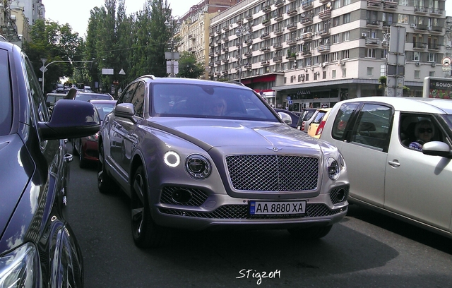 Кризис? На дорогах Киева засветился внедорожник Bentley Bentayga за $500 тысяч