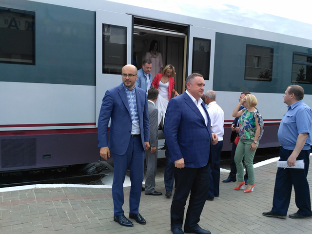 По-багатому: нардепи приїхали в Шостку потягом із шкіряними кріслами і кухнею