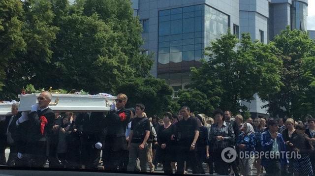 Боль и слезы: в Василькове простились с девочками, которых сбил пьяный водитель