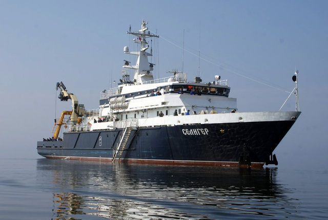 В России на судостроительном заводе горит военный корабль