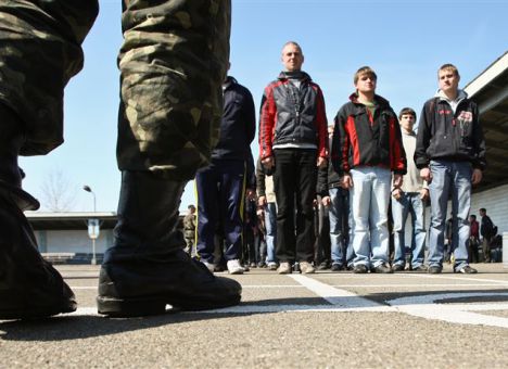 В Киеве, увидев военкомов, парни «забывают» свой возраст и фамилию