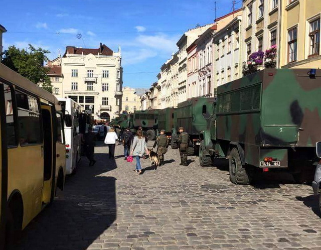 Львів закрився для світу. На вулицях військова техніка