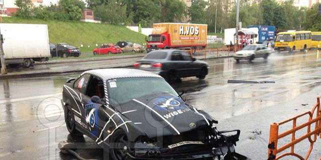 В Киеве в результате ДТП водителя авто выбросило на дорогу