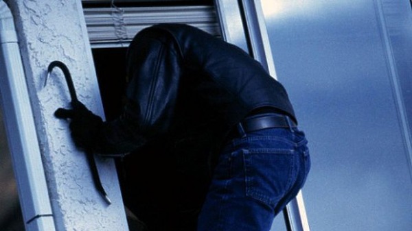 Во Львове неизвестные вынесли из обменника сейф с деньгами