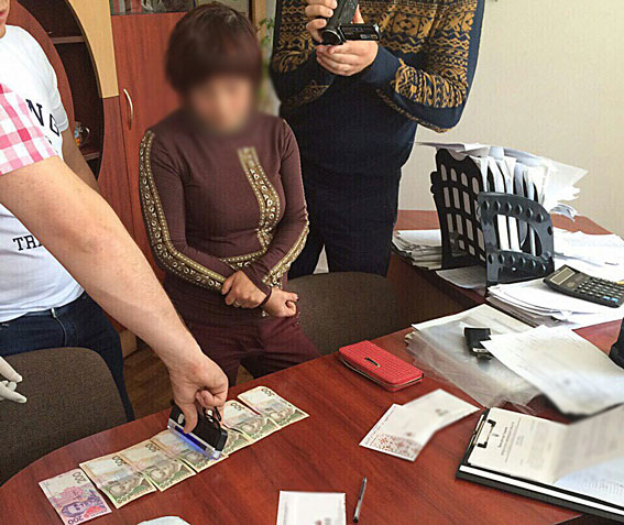 В Винницкой области главный финансист района вымогал у подчиненного 15 тысяч гривен