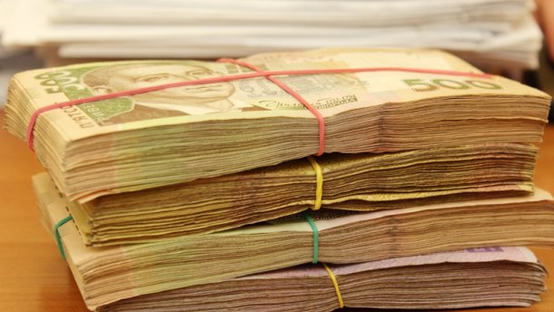 Спочатку суддям дали зарплати по 300 тисяч…