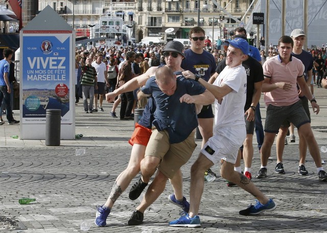 Кількість постраждалих у сутичках фанатів Росії та Англії в Марселі зросла до 35