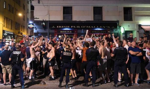 Доигрались: очевидцы назвали причину массовой драки после матча между фанатами России и Англии