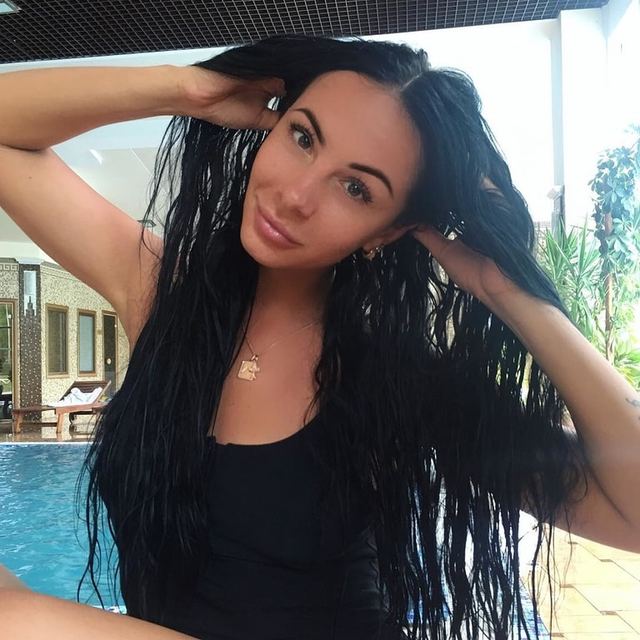 Найсексуальніша поліцейська України показала інтимне тату на всю спину