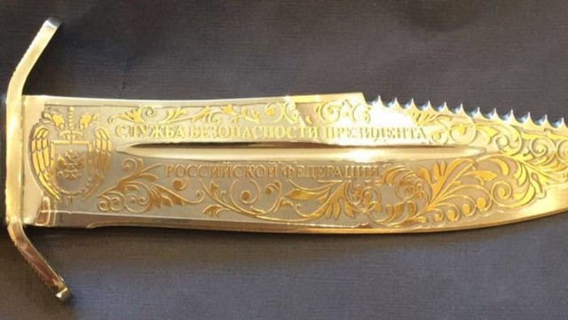 Матиос показал найденный у менеджера Курченко подарок от службы безопасности Путина