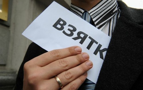 Не брать взятки стимулирует не высокая зарплата, а неотвратимость наказания