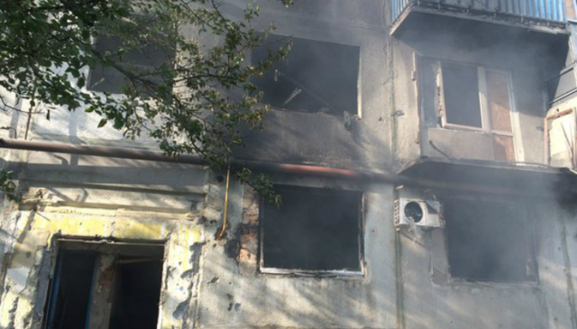 Жительница Красногоровки показала, во что ночной обстрел боевиков превратил ее дом (ФОТО)