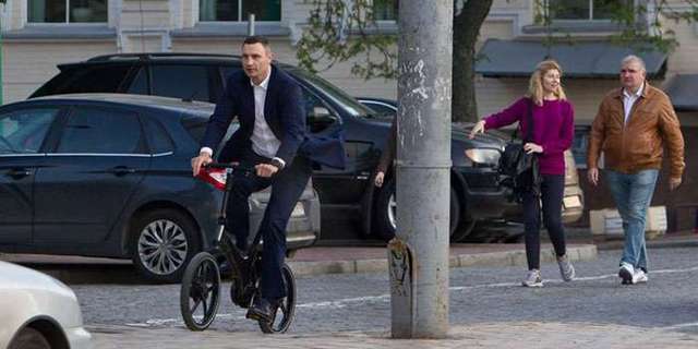 Кличко согласился принимать мусор из Львова в Киев