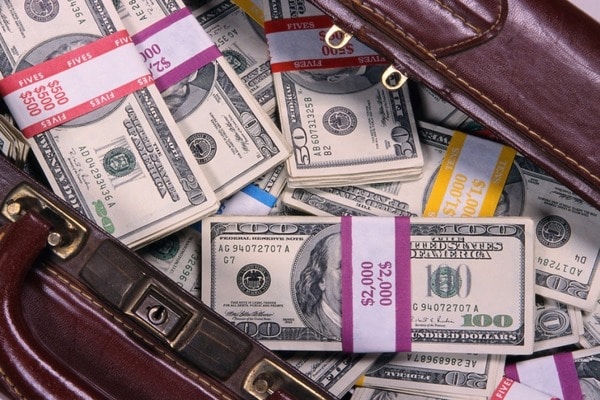 Безпритульний знайшов у сміттєвому контейнері $132 тисячі