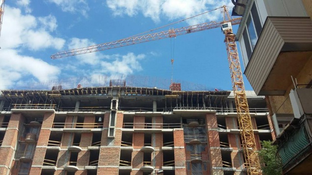 Вокруг скандальной стройки на Гончара сносят забор