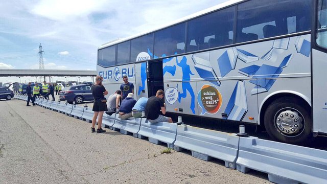 Во Франции опять задержали автобус с российскими фанами