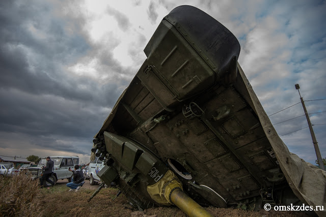 Типичная российская армия. Один танк загорелся, другой за ним сразу же перевернулся