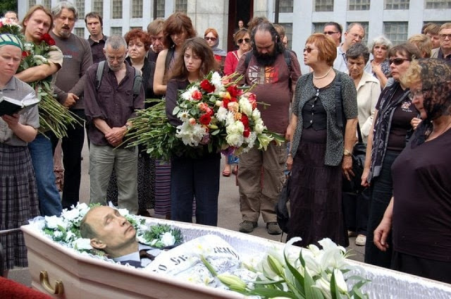 По центру Харькова пронесли гроб Путина, устроив полноценные похороны