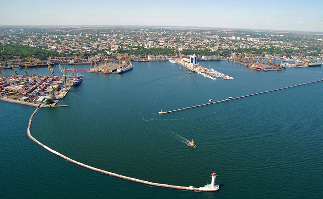 Новое руководство разоряет Ильичевский порт: грузооборот стремительно падает