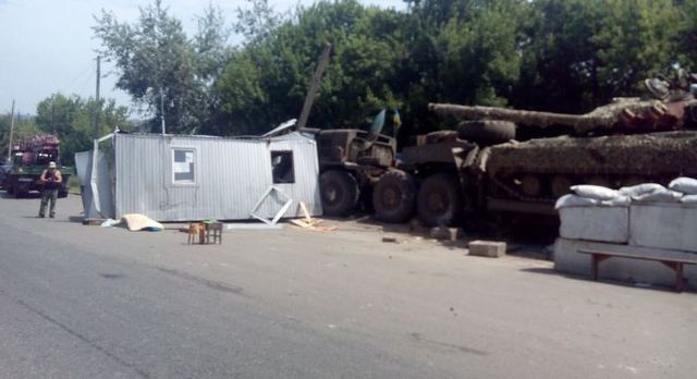 В Луганской области военный тягач протаранил блокпост, есть погибший
