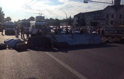 "МАФовики" перекрыли движение на столичном проспекте Победы. ФОТОФАКТ