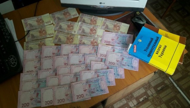 Силовики поймали в зоне АТО двоих полицейских-коррупционеров