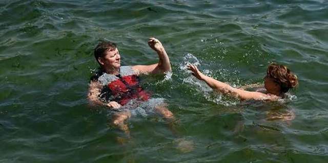 В Сети показали, как Ляшко плавал и ловил рыбу на Одесщине