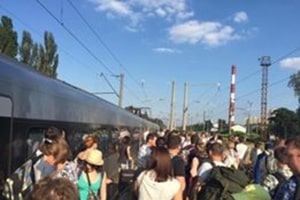 "Інтерсіті" здався: пасажирів потяга Київ-Львів висадили посеред дороги