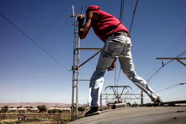 Селфі на даху вагона потяга завершилось для підлітка страшними опіками