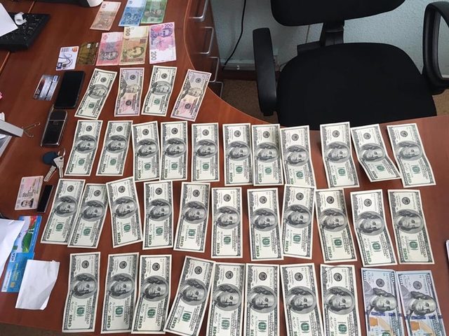 В Харьковском горсовете "на горячем" поймали двух взяточников