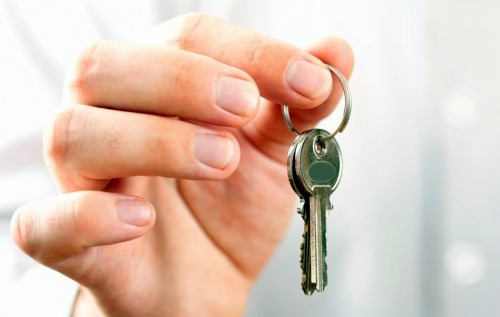 Чиновника-шахрая примусили повернути киянці квартиру